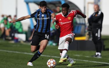 BERGAMO, ITALY - NOVEMBER 02: Andrea Oliveri of Atalanta closes in on Anthony Elanga of Manchester United as he passes the ball during the UEFA Youth League match between Atalanta and Manchester United at Gewiss Stadium on November 02, 2021 in Bergamo, Italy. (Photo by Jonathan Moscrop/Getty Images)