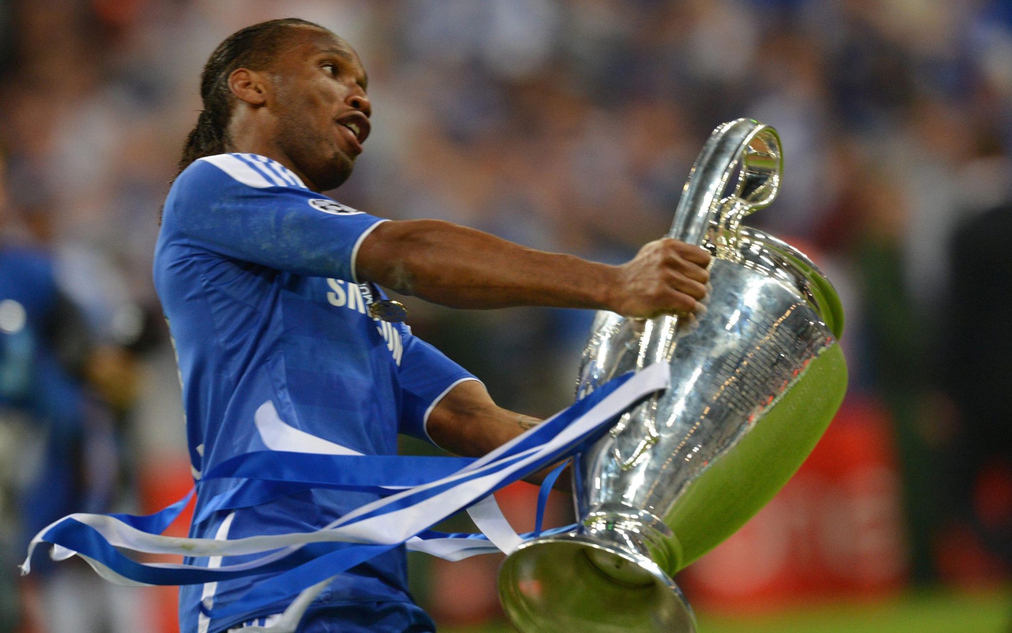 Drogba che "guida" la Champions appena vinta nella finale del 2012 Drogba che "guida" la Champions appena vinta nella finale del 2012
