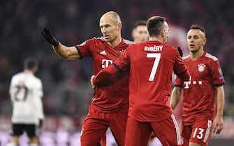 epa07193587 Bayern's Arjen Robben celebrates with team mates after scoring the 2-0 goal during the UEFA Champions League Group E soccer match between Bayern Munich and Benfica Lisbon FC in Munich, Germany, 27 November 2018.  EPA/LUKAS BARTH-TUTTAS