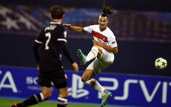 epa03445225 Paris Saint Germain's Swedish striker Zlatan Ibrahimovic (R) in action against Dinamo Zagreb's Ante Puljic (L) during the UEFA Champions League group A soccer match between Dinamo Zagreb and Paris Saint Germain in Zagreb, Croatia, 24 October 2012.  EPA/ANTONIO BAT