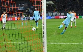 KHARKOV, UKRAINE - DECEMBER 06: Sergio Aguero of Manchester City takes an injury time  penalty during the UEFA Champions League group F match between Shakhtar Donetsk and Manchester City at Metalist Stadium on December 6, 2017 in Kharkov, Ukraine