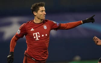 epa05062697 A photograph made available on 10 December 2015 showing Munich's Robert Lewandowski celebrating after scoring the 0-2 goal during the UEFA Champions League Group F soccer match between Dinamo Zagreb and FC Bayern Munich at Maksimir stadium in Zagreb, Croatia, 09 December 2015.  EPA/SVEN HOPPE