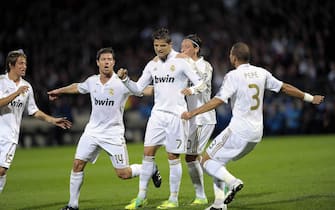 epa02990051 Cristiano Ronaldo (C) of Real Madrid and teammates celebrate a goal during their Group D UEFA Champions League soccer match between Olympique Lyon vs Reald Madrid in Lyon, France, 02 November 2011.  EPA/PP PRESS FRANCE OUT --- BELGIUM OUT