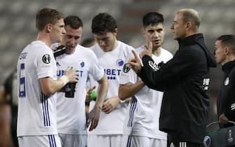 epa09564910 Copenhagen's head coach Jess Thorup (2-R) gives instructions to his players during the UEFA Europa Conference League group stage soccer match between PAOK FC and FC Copenhagen in Thessaloniki, Greece, 04 November 2021.  EPA/DIMITRIS TOSIDIS