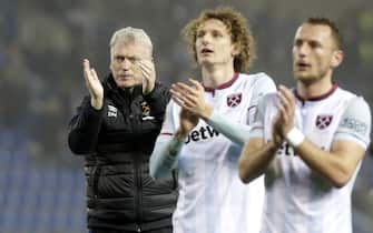epa09564442 West Ham manager David Moyes (L) and players applaud fans after the UEFA Europa League group H soccer match between KRC Genk and West Ham United in Genk, Belgium, 04 November 2021.  EPA/OLIVIER HOSLET