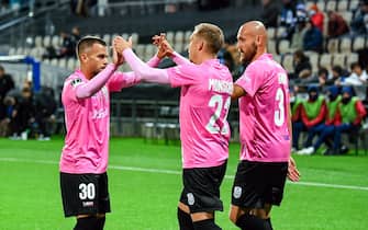 epa09472137 Christoph Monschein (C) of Linz celebrates with teammates after scoring the 2-0 lead during the UEFA Europa Conference League soccer match between HJK Helsinki and LASK in Helsinki, Finland, 16 September 2021.  EPA/KIMMO BRANDT