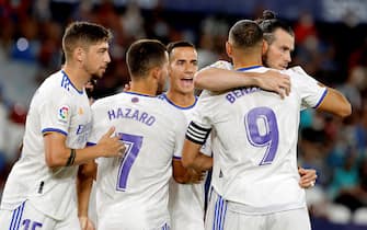 epa09425435 Real Madrid's striker Gareth Bale (R) celebrates with his teammates after scoring the 0-1 during the Spanish LaLiga soccer match between Levante UD and Real Madrid at Ciutat de Valencia stadium in Valencia, esastern Spain, 22 August 2021.  EPA/Juan Carlos Cardenas