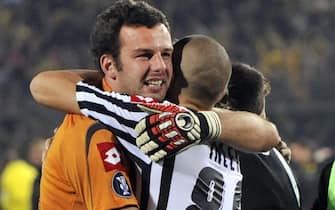 Udinese's Slovenian goalkeeper Samir Handanovic (L) is congratulated by Udinese's Swiss midfielder Gokhan Inler after beating Borussia Dortmund after penalities for the UEFA cup match between Udinese and BV Borussia Dortmund at Friuli Stadium in Udine on October 02, 2008. AFP PHOTO DAMIEN MEYER (Photo credit should read DAMIEN MEYER/AFP via Getty Images)