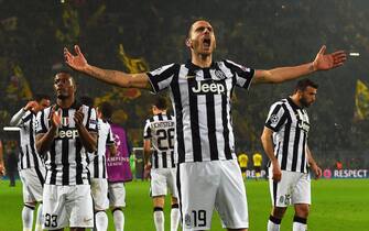 epa04668554 Juventus' Leonardo Bonucci (front) and his teammates celebrate with fans after the UEFA Champions League round of 16 second leg soccer match between Borussia Dortmund and Juventus FC in Dortmund, Germany, 18 March 2015. Juventus won 5-1 on aggregate.  EPA/MAJA HITIJ