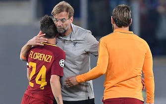Liverpool's coach Jurgen Klopp with Roma's Alessandro Florenzi and Daniele De Rossi (R) at the end of the UEFA Champions League semi final, second leg, soccer match between AS Roma and Liverpool FC at the Olimpico stadium in Rome, Italy, 02 May 2018.
ANSA/ETTORE FERRARI
