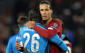 epa08029894 Virgil van Dijk (R) of Liverpool and Kalidou Koulibaly of Napoli embrace after the UEFA Champions League Group E match between Liverpool and SSC Napoli in Liverpool, Britain, 27 November 2019.  EPA/PETER POWELL