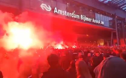 Ajax-Benfica, tifosi scatenati fuori dallo stadio