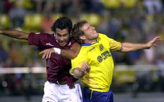 CAS02 - 20020727 - VILLARREAL, SPAIN : Spanish Villarreal's Argentinean Martin Palermo (R) fights for the ball with Italian Torino's Galante during their UEFA Intertoto cup third round match in Villarreal, Spain, late 27 July 2002.    EPA PHOTO       EFE/DOMENECH CASTELLO/av mda     