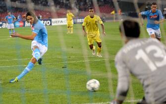 epa02938879 Napoli's Uruguayn forward Edinson Cavani scores by penalty the 2-0 against Villarreal during their Uefa Champions League soccer match at San Paolo stadium in Naples, Italy on 27 September 2011.  EPA/CESARE ABBATE