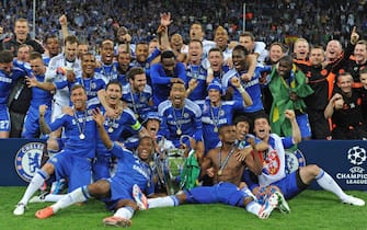epa03226441 Chelsea players celebrate with the trophy after winning the UEFA Champions League final between FC Bayern Munich and Chelsea FC in Munich, Germany, 19 May 2012. Chelsea won 4-3 after penalty shootout.  EPA/MARC MUELLER