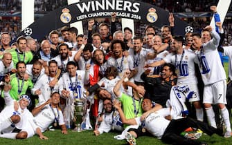 epa04223483 Players of Real Madrid celebrate with the trophy after the UEFA Champions League final between Real Madrid and Atletico Madrid at Luz stadium in Lisbon, Portugal, 24 May 2014. Real Madrid won 4-1 after extra time.  EPA/HUGO DELGADO