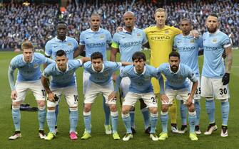 epa05278690 The players of Manchester City pose for photographers before the UEFA Champions League semi final, first leg soccer match between Manchester City and Real Madrid at the Etihad Stadium in Manchester, north west England, 26 April 2016.  EPA/PETER POWELL