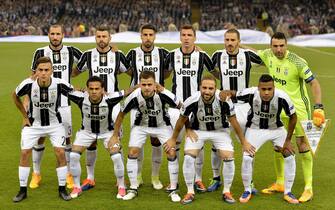 epa06008528 Juventus's starting eleven poses prior to the UEFA Champions League final between Juventus FC and Real Madrid at the National Stadium of Wales in Cardiff, Britain, 03 June 2017.  EPA/PETER POWELL