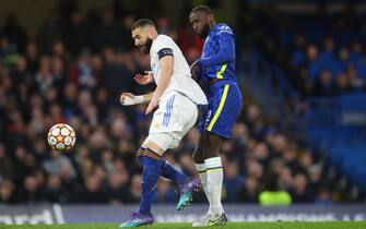 LONDON, ENGLAND - APRIL 06: Antonio Rudiger of Chelsea loses the ball to Karim Benzema of Real Madrid as he scores his 3rd goal during the UEFA Champions League Quarter Final Leg One match between Chelsea FC and Real Madrid at Stamford Bridge on April 6, 2022 in London, United Kingdom. (Photo by Marc Atkins/Getty Images)