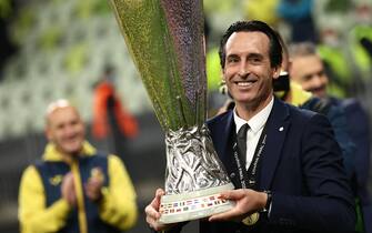 epa09230416 Head Coach Unai Emery of Villarreal celebrates with the trophy after winning the UEFA Europa League final soccer match between Villarreal CF and Manchester United in Gdansk, Poland, 27 May 2021.  EPA/Maja Hitij / POOL