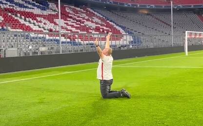 Tifoso ubriaco invade il campo e si infortuna