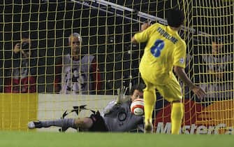 CASTELLO DE LA PLANA, SPAIN - APRIL 25:  Jens Lehman of Arsenal saves a penalty kick from Riquelme of Villarreal during the UEFA Champions League Semi Final second leg match between Villarreal and Arsenal at the El Madrigal Stadium on April 25, 2006 in Castello de la Plana, Spain.  (Photo by Alex Livesey/Getty Images)