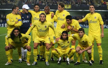 VILLARREAL, SPAIN - DECEMBER 7: Villarreal players line-up for a photo before during the UEFA Champions League Group D match between Villarreal and Lille 1-0 on December 7, 2005 at the Madrigal stadium in Villarreal, Spain. (Photo by Denis Doyle/Getty Images)