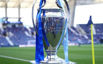 epa09235265 The UEFA Champions Leage trophy is on display before the UEFA Champions League final between Manchester City and Chelsea FC in Porto, Portugal, 29 May 2021.  EPA/Carl Recine / POOL