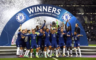epa09236039 Players of Chelsea celebrate with the trophy after winning the UEFA Champions League final between Manchester City and Chelsea FC in Porto, Portugal, 29 May 2021.  EPA/Pierre-Philippe Marcou / POOL