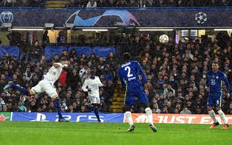 epa09874358 Real Madrid's Karim Benzema (L) scores the 1-0 lead during the UEFA Champions League quarter final, first leg soccer match between Chelsea FC and Real Madrid in London, Britain, 06 April 2022.  EPA/NEIL HALL