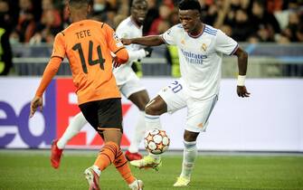 epa09533032 Real’s Vinicius Junior (R) in action against Shakhtar's Tete (L) during the UEFA Champions League group D soccer match between Shakhtar Donetsk and Real Madrid in Kiev, Ukraine, 19 October 2021.  EPA/SERGEY DOLZHENKO