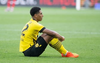 20 August 2022, North Rhine-Westphalia, Dortmund: Soccer: Bundesliga, Borussia Dortmund - Werder Bremen, Matchday 3, Signal Iduna Park. Dortmund's Jude Bellingham sits on the pitch. Photo: Bernd Thissen/dpa - IMPORTANT NOTE: In accordance with the requirements of the DFL Deutsche Fußball Liga and the DFB Deutscher Fußball-Bund, it is prohibited to use or have used photographs taken in the stadium and/or of the match in the form of sequence pictures and/or video-like photo series.