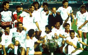 LaPresse/Archivio storico
24-05-1989 Barcellona, Spagna 
Calcio
Finale Coppa dei Campioni Milan-Steaua Bucarest 4-0
Nella foto : il Presidente del Milan SILVIO BERLUSCONI con tutta la squadra festeggiano la vittoria  della Coppa dei Campioni .