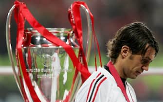 9. La delusione del capitano, Paolo Maldini, passa deluso vicino alla Coppa della Champions League al termine della finale persa ai rigori contro il Liverpool.   Il Milan era in vantaggio per 3-0, 25 maggio 2005. ANSA/DANIEL DAL ZENNARO