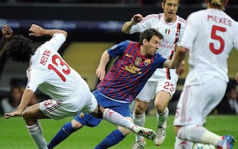 L'attaccante argentino del Barcellona Lionel Messi (c) durante la partita di andata di ottavi di finale di Champions Legaue ieri sera al Meazza di Milano, 28 marzo 2012. ANSA/DANIEL DAL ZENNARO