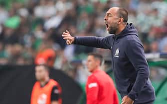epa10239345 Olympique de Marseille head coach Igor Tudor gives instructions to his players during the UEFA Champions League Group D soccer match between Sporting Lisbon and Olympique de Marseille, in Lisbon, Portugal, 12 October 2022.  EPA/TIAGO PETINGA