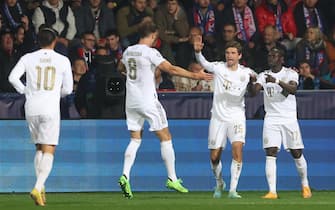 epa10239321 Bayern's Sadio Mane (R) celebrates with teammates after scoring the 0-1 during the UEFA Champions League group C soccer match between Viktoria Plzen and Bayern Munich in Plzen, Czech Republic, 12 October 2022.  EPA/Martin Divisek