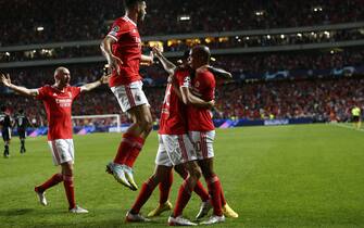 epa10265835 Benfica's players celebrate a goal during the UEFA Champions League group H soccer match between Benfica and Juventus, in Lisbon, Portugal, 25 October 2022.  EPA/ANTONIO COTRIM