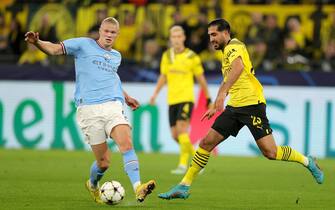 epa10265782 Emre Can (R) of Dortmund in action against Erling Haaland of Manchester City during the UEFA Champions League group G match between Borussia Dortmund and Manchester City in Dortmund, Germany, 25 October 2022.  EPA/FRIEDEMANN VOGEL