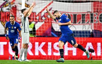 epa10265516 Mateo Kovacic (C) of Chelsea celebrates after scoring the opening goal during the UEFA Champions League group E soccer match between FC Salzburg and Chelsea FC in Salzburg, Austria, 25 October 2022.  EPA/CHRISTIAN BRUNA