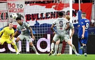 epa10265510 Mateo Kovacic (R) of Chelsea scores the opening goal during the UEFA Champions League group E soccer match between FC Salzburg and Chelsea FC in Salzburg, Austria, 25 October 2022.  EPA/CHRISTIAN BRUNA