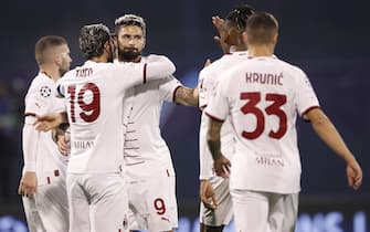epa10265989 Milan's Olivier Giroud celebrates with teammates after scoring the 0-3 during the UEFA Champions League group E soccer match between Dinamo Zagreb and AC Milan in Zagreb, Croatia, 25 October 2022.  EPA/ANTONIO BAT