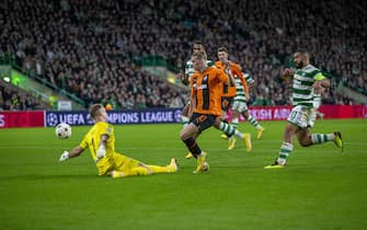 epa10265947 Shakhtar's Mykhaylo Mudryk in action during the UEFA Champions League group F soccer match between Celtic Glasgow and Shakhtar Donetsk in Glasgow, Britain, 25 October 2022.  EPA/ROBERT PERRY
