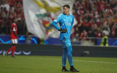 epa10265898 Juventus FC goalkeeper Wojciech Szczesny reacts after Benfica team scored the 3-1 during the UEFA Champions League group H soccer match between Benfica and Juventus, in Lisbon, Portugal, 25 October 2022.  EPA/ANTONIO COTRIM