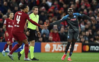 epa10279971 Napoli's Victor Osimhen (R) and Liverpool's Virgil van Dijk (L) shake hands during the UEFA Champions League group A soccer match between Liverpool FC and SSC Napoli in Liverpool, Britain, 01 November 2022.  EPA/PETER POWELL