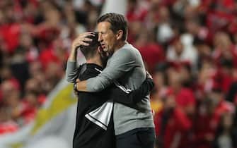 epa10266093 Benfica's head coach Robert Schmidt (R) embraces his player and scorer of two goals Rafa Silva (L) during the UEFA Champions League group H soccer match between Benfica and Juventus, in Lisbon, Portugal, 25 October 2022.  EPA/TIAGO PETINGA