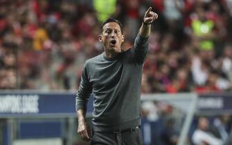 epa10225877 Benfica's head coach Roger Schmidt reacts during the UEFA Champions League Group H match between SL Benfica and Paris Saint Germain at Luz Stadium in Lisbon, Portugal, 05 October 2022.  EPA/MIGUEL A. LOPES