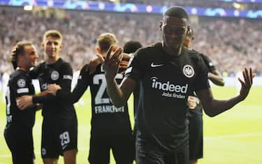 epa10267721 Randal Kolo Muani
 of Frankfurt celebrates after scoring his team's second goal during the UEFA Champions League group D soccer match between Eintracht Frankfurt and Olympique Marseille in Frankfurt am Main, Germany, 26 October 2022.  EPA/RONALD WITTEK