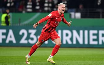 epa10453468 Frankfurt's Philipp Max celebrates after the 3-2 during the German DFB Cup Round of 16 soccer match between Eintracht Frankfurt and SV Darmstadt in Frankfurt, Germany, 07 February 2023.  EPA/ANNA SZILAGYI