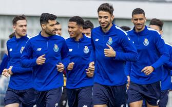 epa10520337 FC Porto players Medhi Taremi (C-L) and Marko Grujic (C-R) and teammates during a training session at Olival Training Center in Vila Nova de Gaia, Portugal, 13 March 2023. FC Porto face Inter Milan on 14 March in the 2nd leg of the UEFA Champions League Round of 16.  EPA/JOSE COELHO